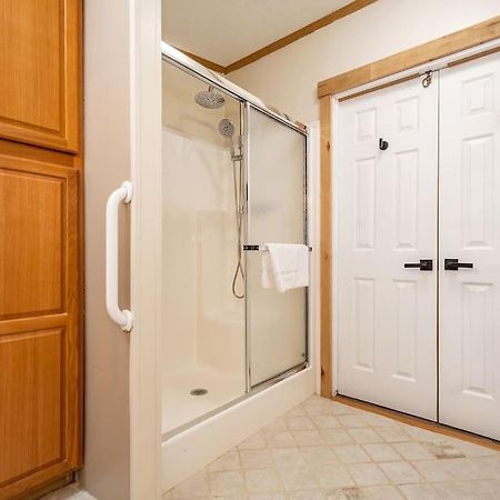 *Entire House • Sleeps 9 • Hot Tub • Pets Welcome* McHenry Extérieur photo