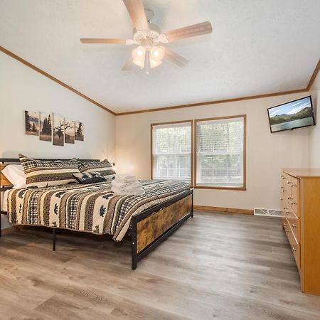 *Entire House • Sleeps 9 • Hot Tub • Pets Welcome* McHenry Extérieur photo