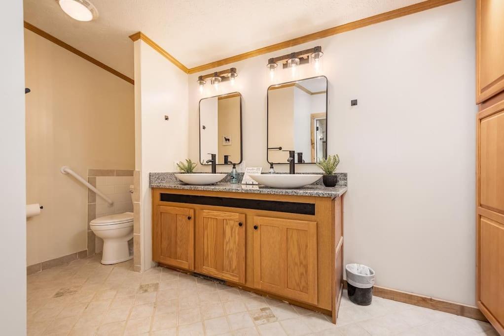 *Entire House • Sleeps 9 • Hot Tub • Pets Welcome* McHenry Extérieur photo