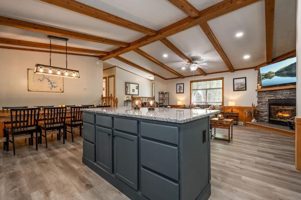 *Entire House • Sleeps 9 • Hot Tub • Pets Welcome* McHenry Extérieur photo