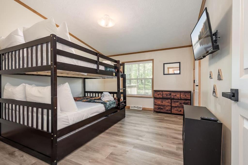 *Entire House • Sleeps 9 • Hot Tub • Pets Welcome* McHenry Extérieur photo